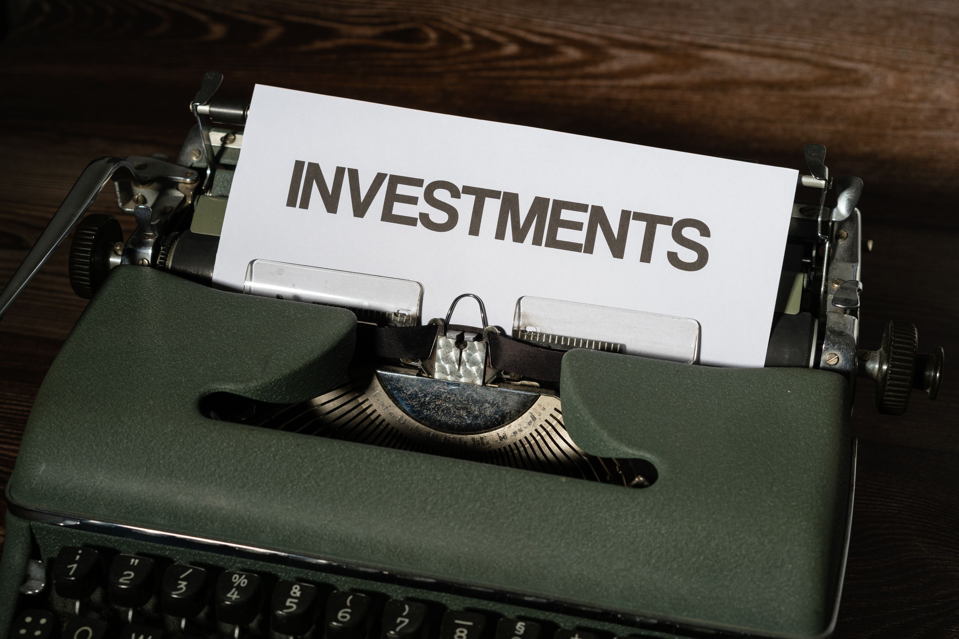 Beginner learning how to start investing and build a long-term investment portfolio